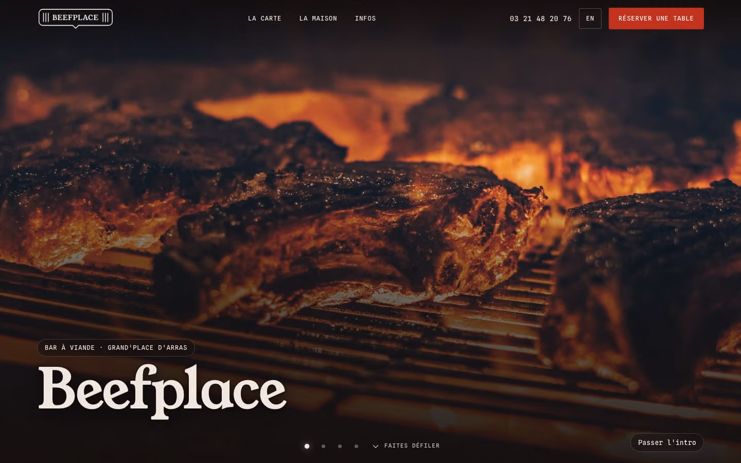 Le nouveau site de Beefplace : une pièce de viande sur la braise, le nom du restaurant en grand.